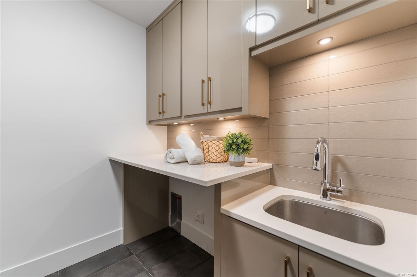 1221 Viewtop Rd, Duncan, BC