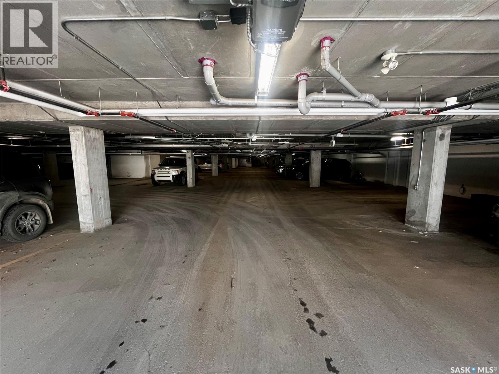 P89 412 Willowgrove Square, Saskatoon, SK - Indoor Photo Showing Garage