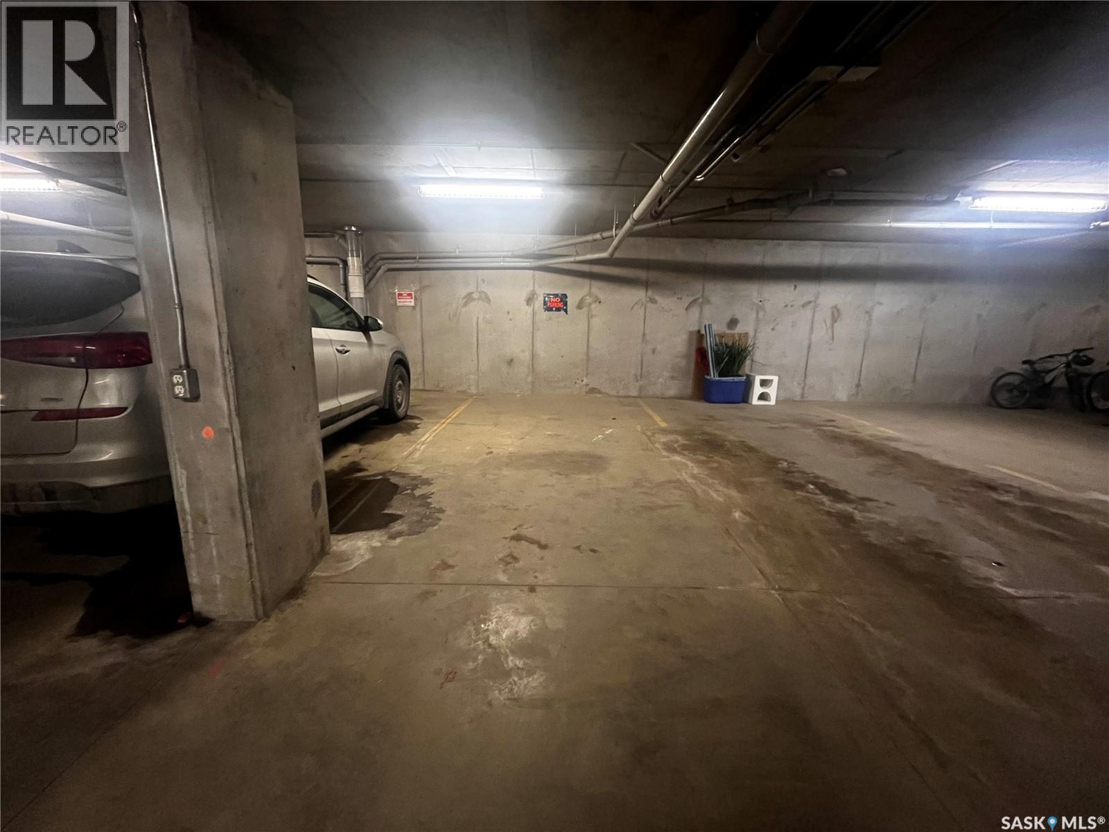 P89 412 Willowgrove Square, Saskatoon, SK - Indoor Photo Showing Garage