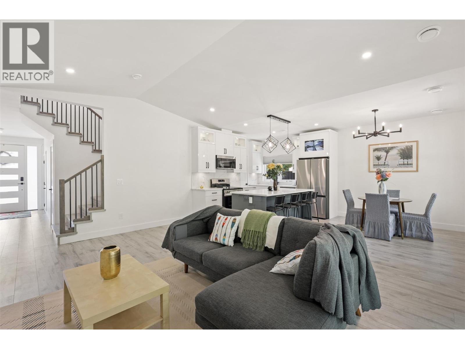 7670 Mountain Drive, Anglemont, BC