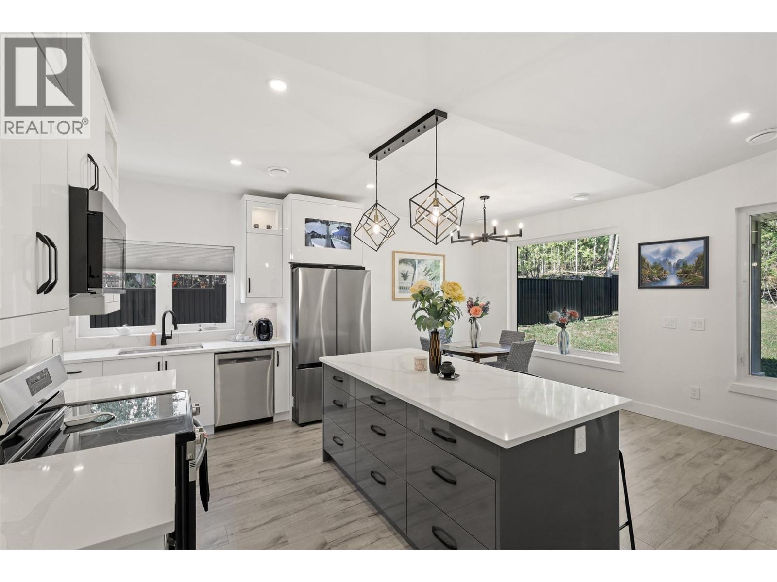 7670 Mountain Drive, Anglemont, BC