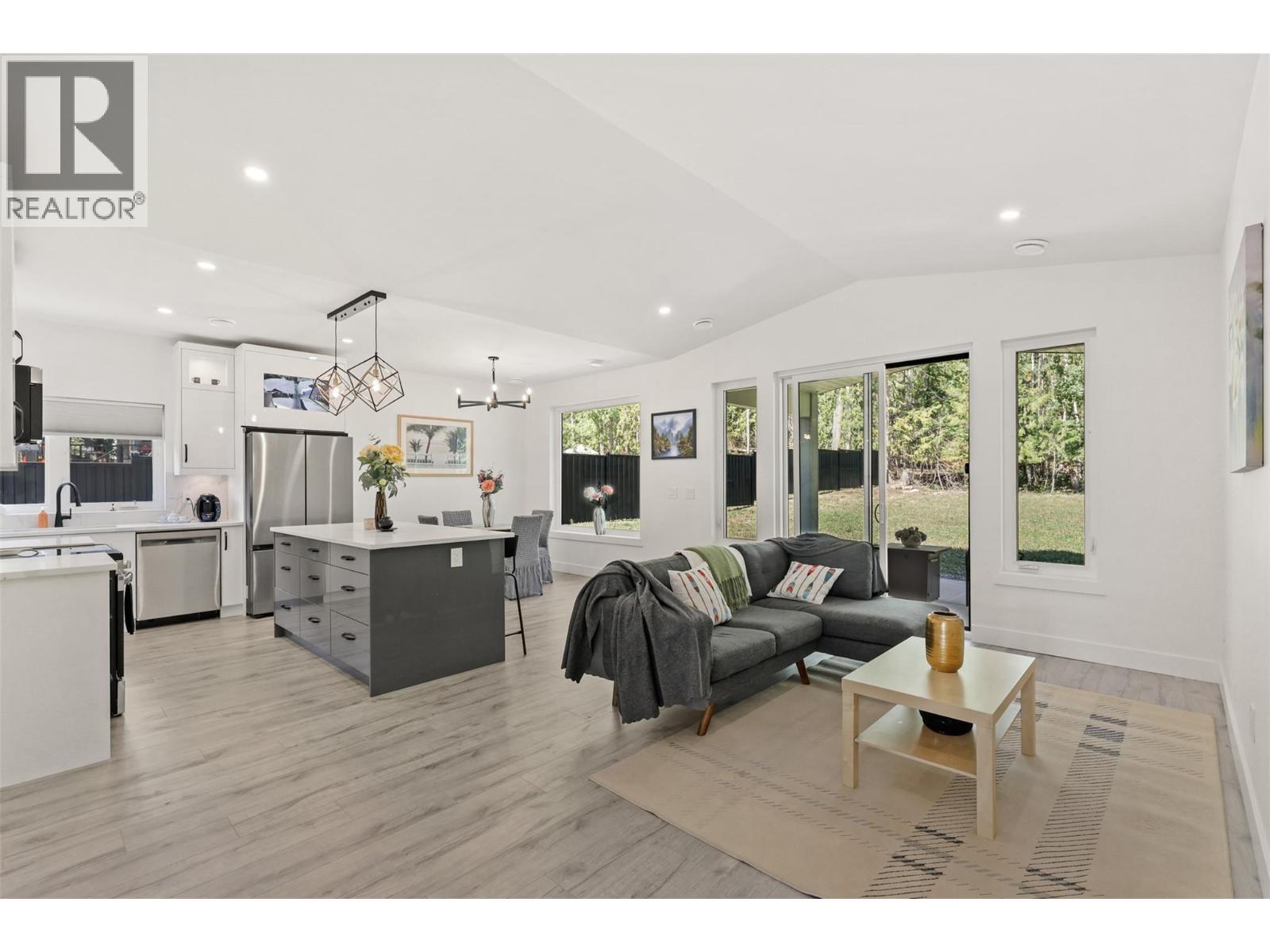 7670 Mountain Drive, Anglemont, BC