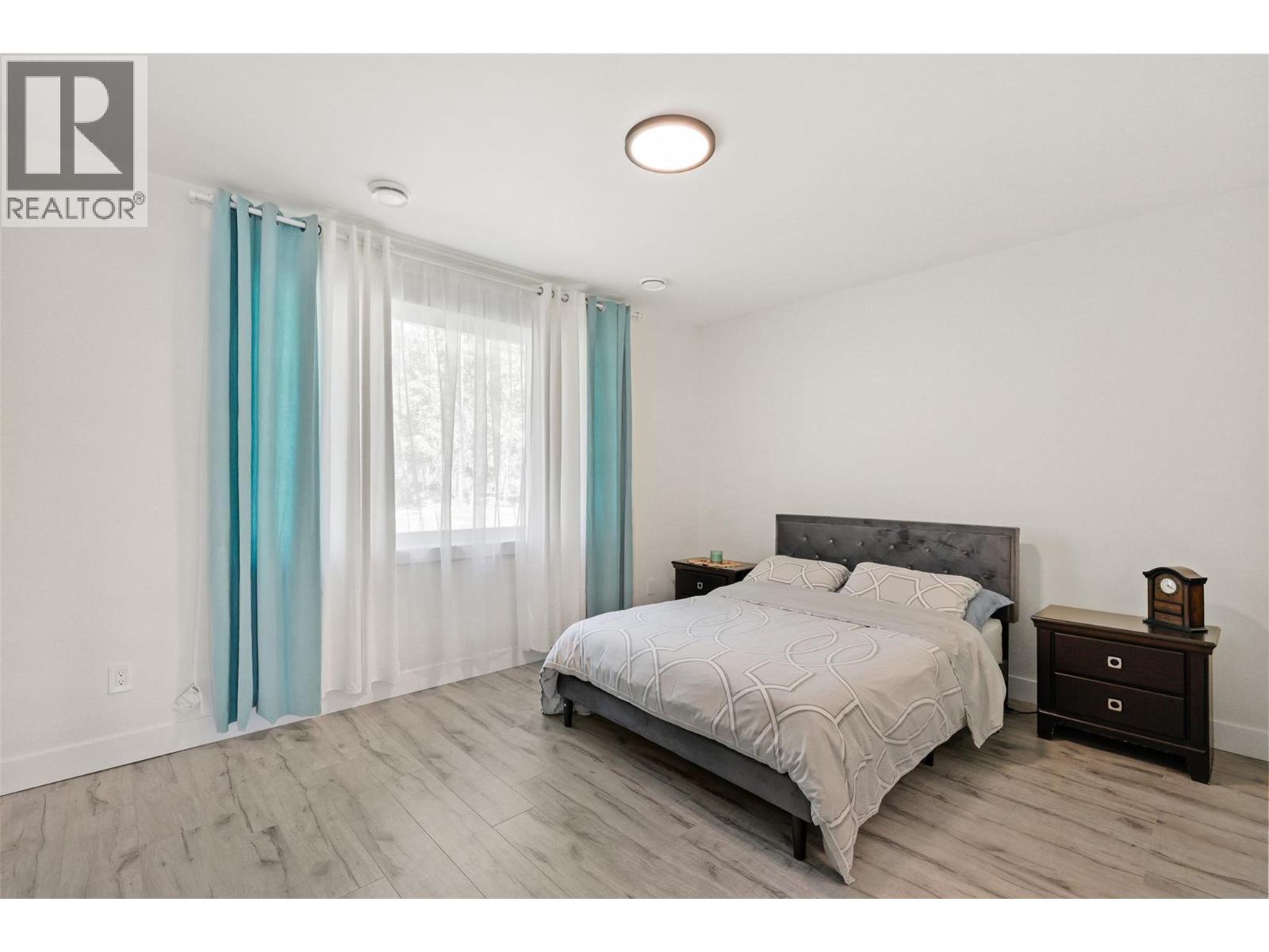 7670 Mountain Drive, Anglemont, BC