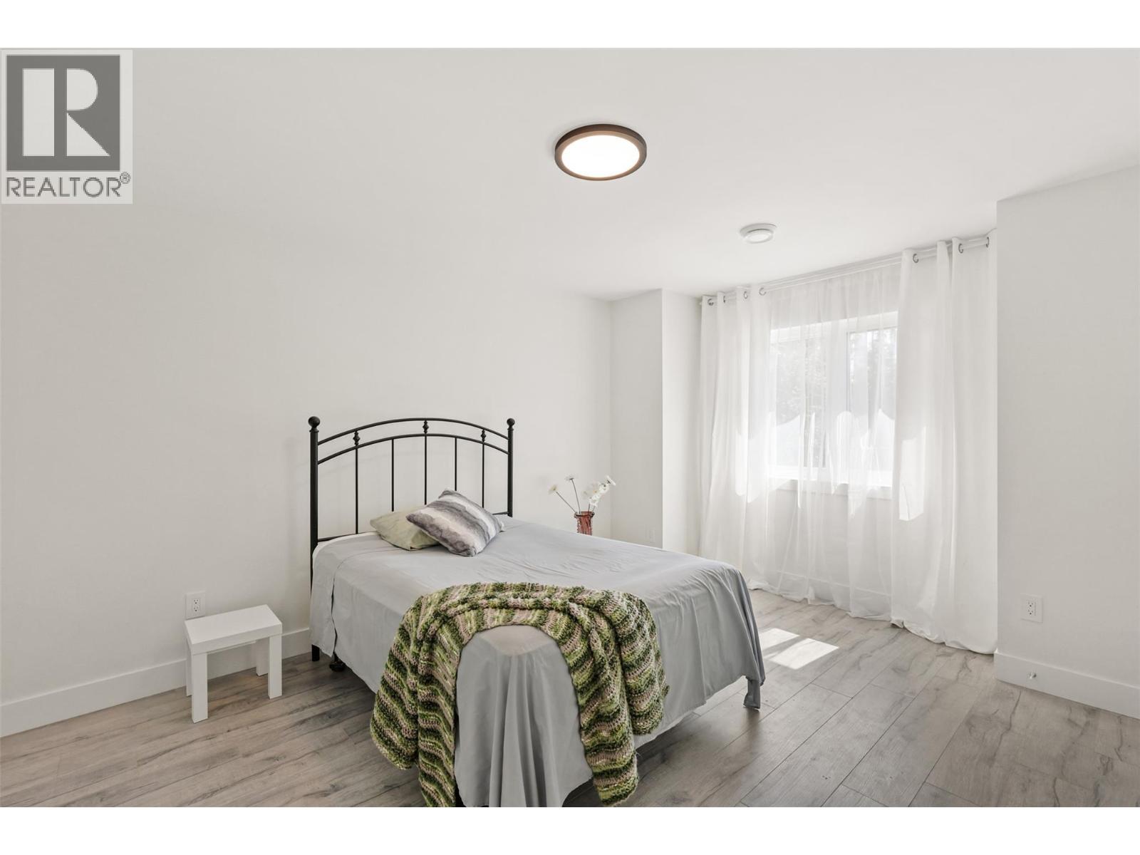 7670 Mountain Drive, Anglemont, BC
