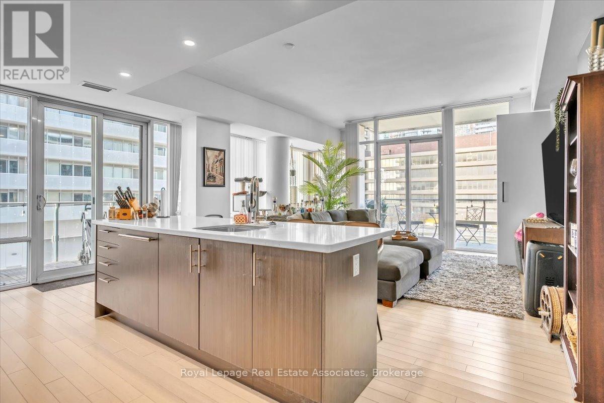 323 - 29 Queens Quay E, Toronto, ON - Indoor Photo Showing Kitchen