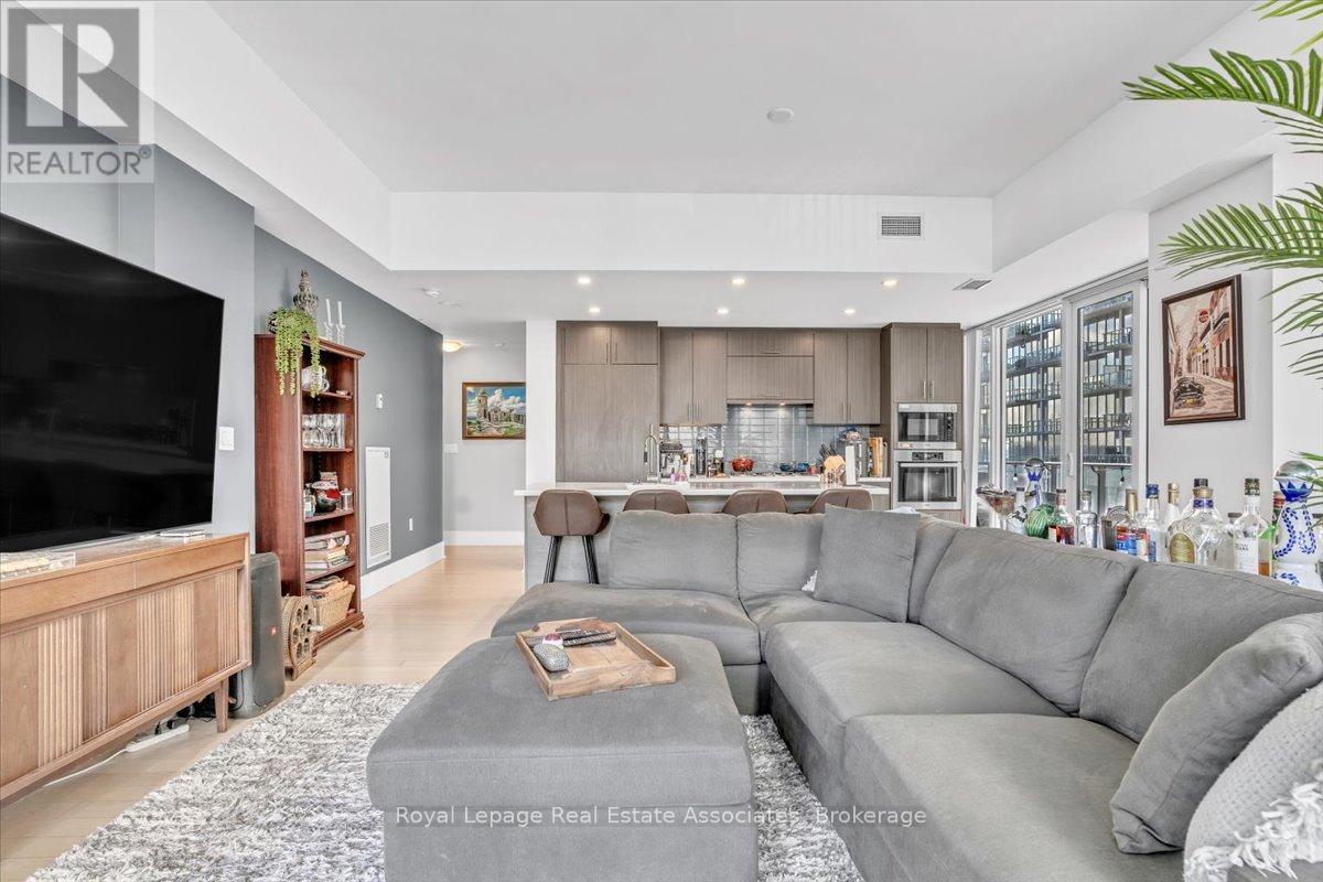 323 - 29 Queens Quay E, Toronto, ON - Indoor Photo Showing Living Room