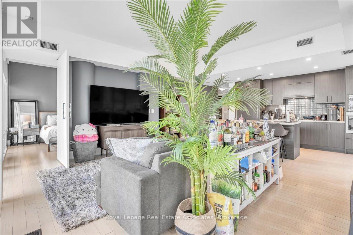 323 - 29 Queens Quay E, Toronto, ON - Indoor