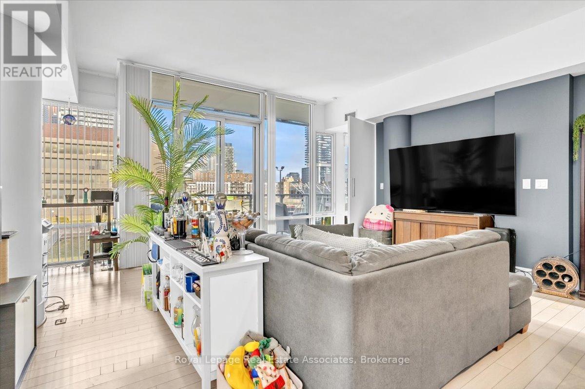 323 - 29 Queens Quay E, Toronto, ON - Indoor Photo Showing Living Room