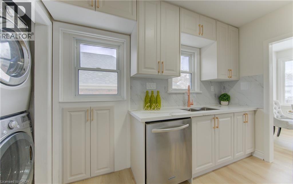 171 Sixth Avenue, Kitchener, ON - Indoor Photo Showing Laundry Room