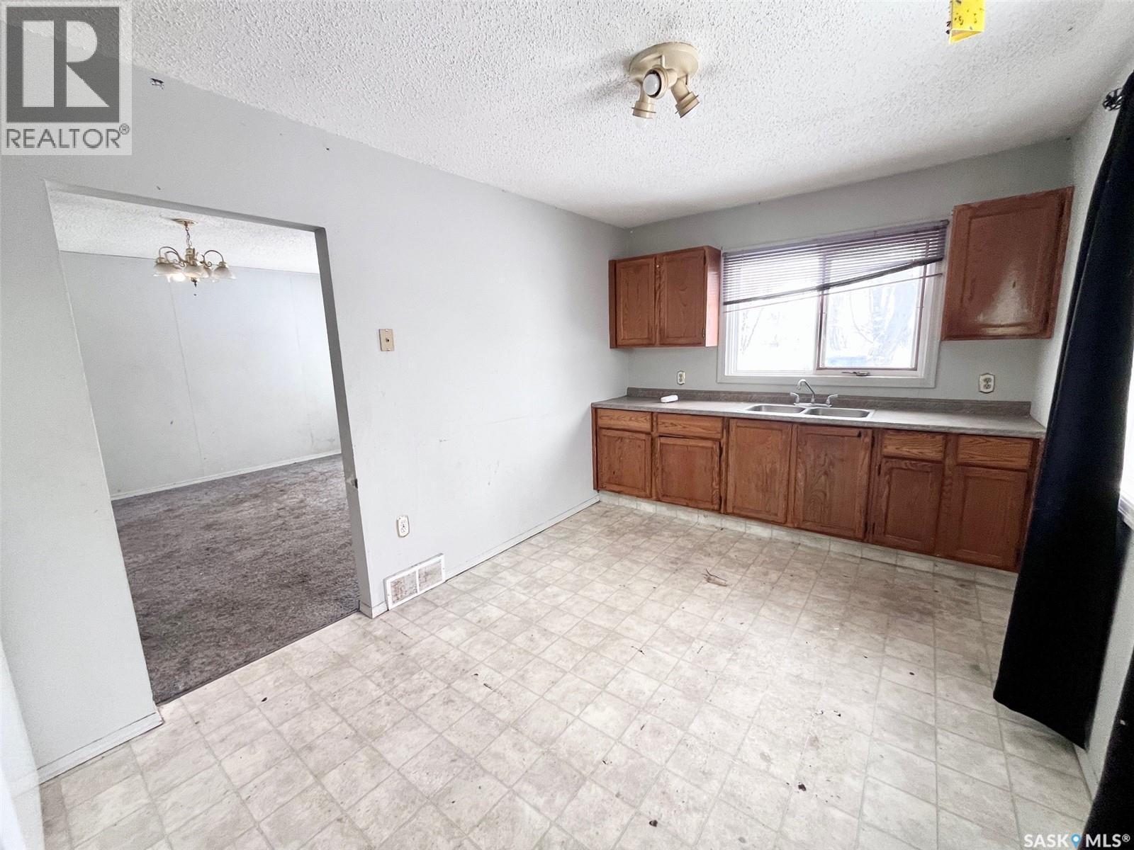 428 11Th Street E, Prince Albert, SK - Indoor Photo Showing Kitchen With Double Sink