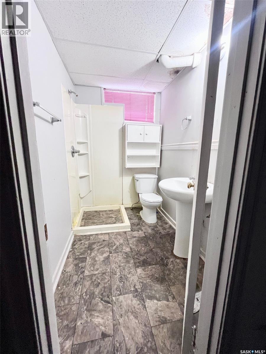 428 11Th Street E, Prince Albert, SK - Indoor Photo Showing Bathroom