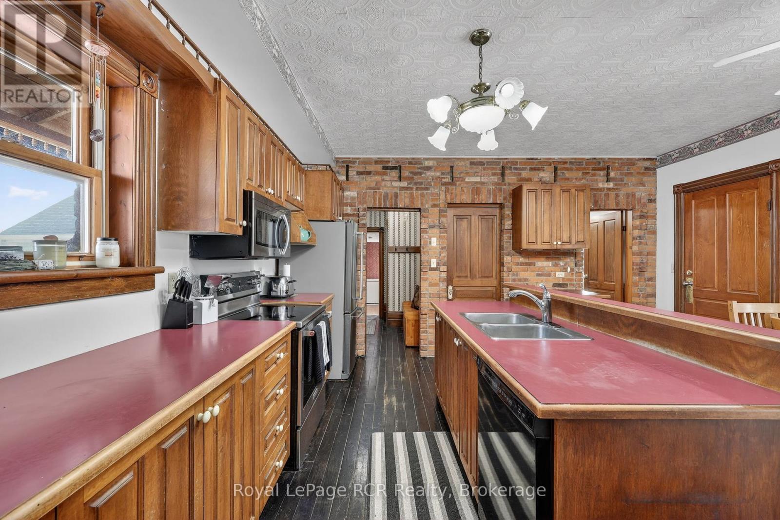 2553 County Road 42, Clearview, ON - Indoor Photo Showing Kitchen With Double Sink