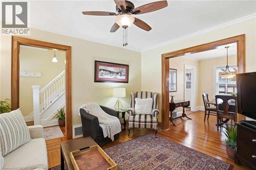 223 Park Row S, Hamilton, ON - Indoor Photo Showing Living Room
