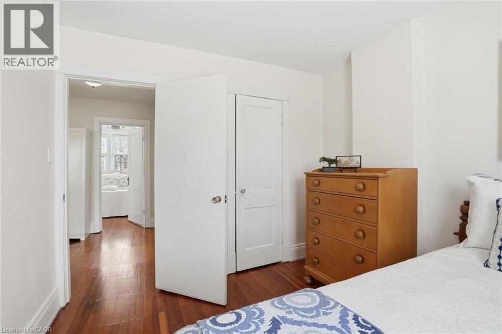 223 Park Row S, Hamilton, ON - Indoor Photo Showing Bedroom