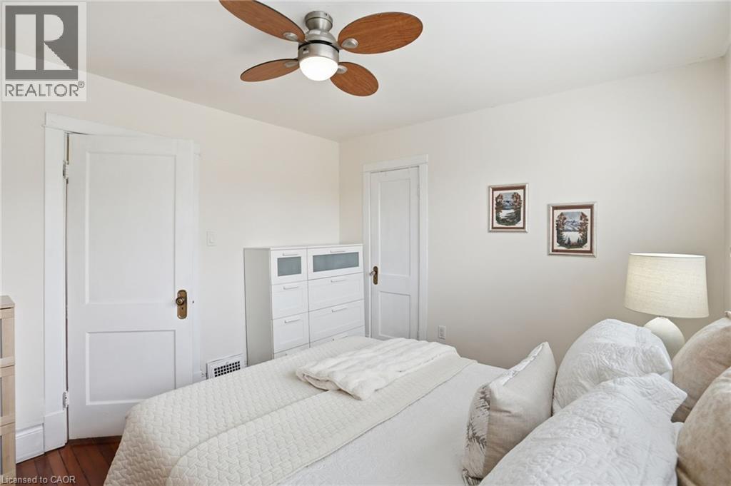 223 Park Row S, Hamilton, ON - Indoor Photo Showing Bedroom