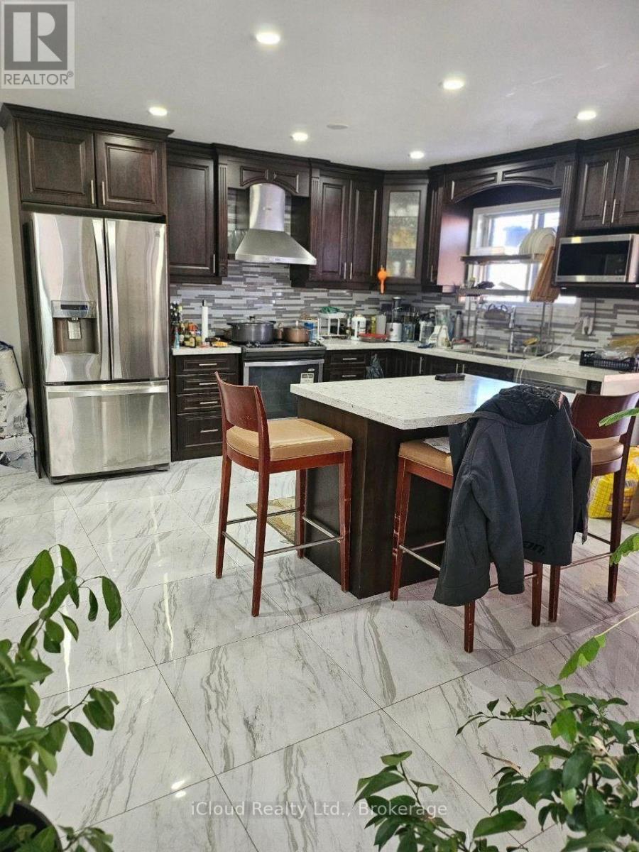 61 Hull Street, Mississauga, ON - Indoor Photo Showing Kitchen With Upgraded Kitchen