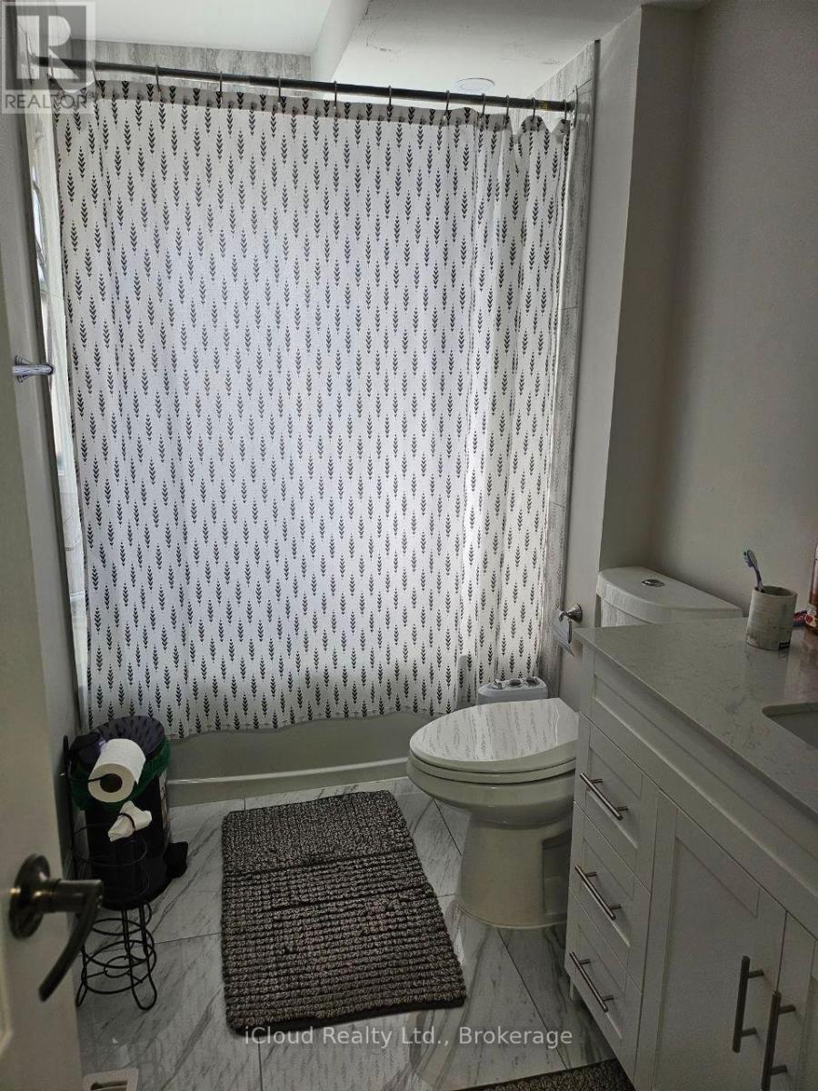 61 Hull Street, Mississauga, ON - Indoor Photo Showing Bathroom
