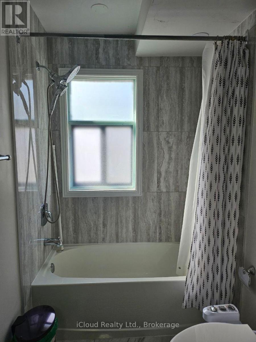 61 Hull Street, Mississauga, ON - Indoor Photo Showing Bathroom