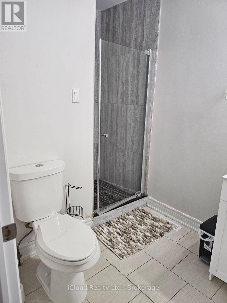 61 Hull Street, Mississauga, ON - Indoor Photo Showing Bathroom