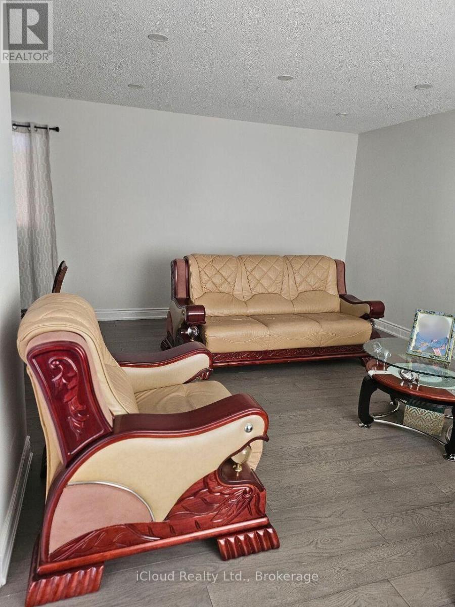 61 Hull Street, Mississauga, ON - Indoor Photo Showing Living Room