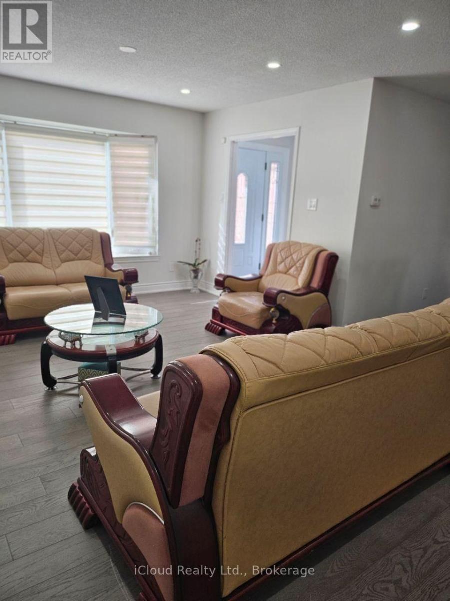 61 Hull Street, Mississauga, ON - Indoor Photo Showing Living Room