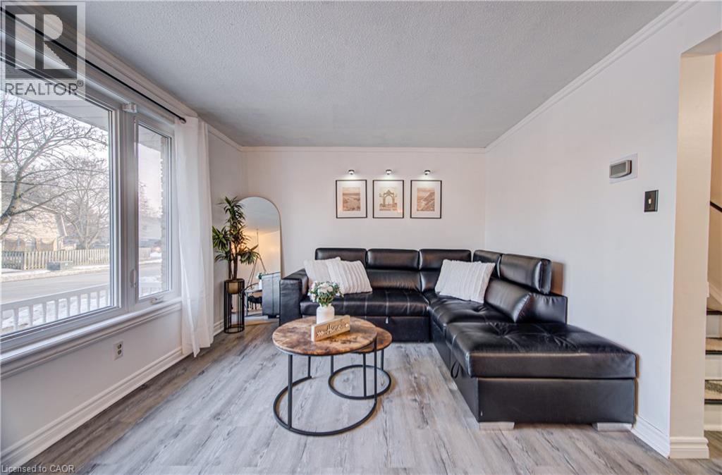 150 Glamis Road, Cambridge, ON - Indoor Photo Showing Living Room