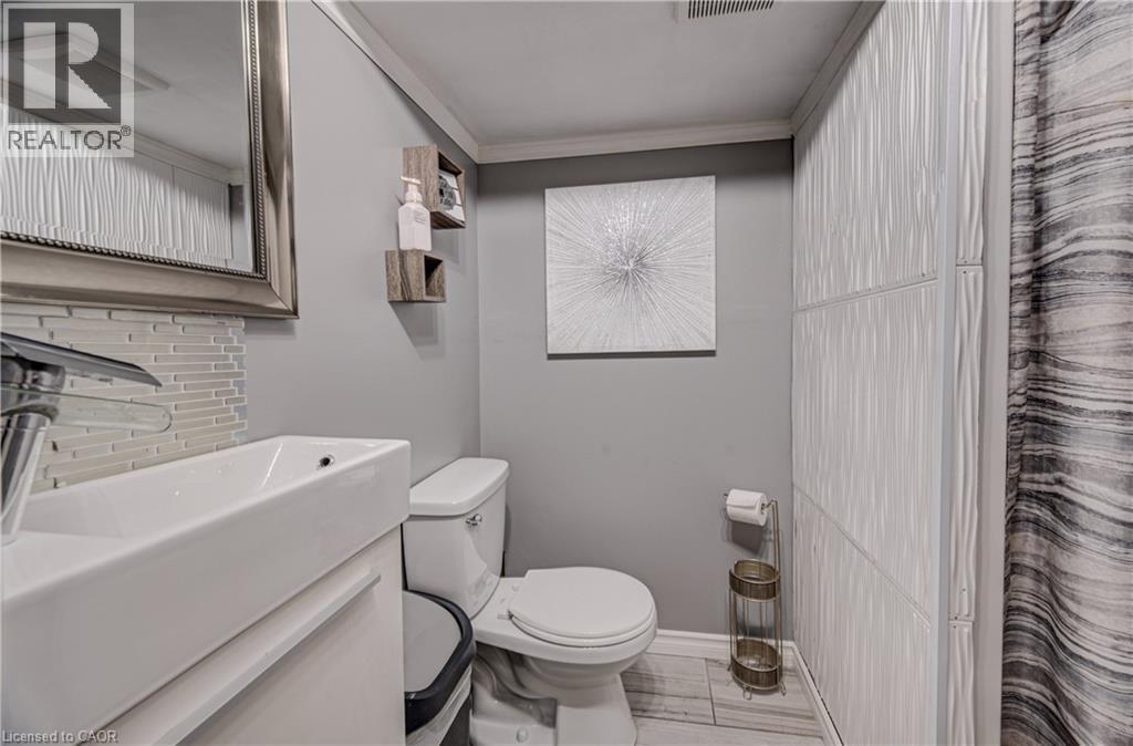 150 Glamis Road, Cambridge, ON - Indoor Photo Showing Bathroom