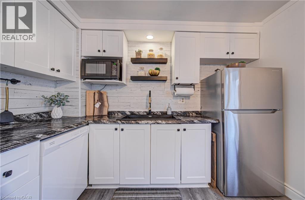 150 Glamis Road, Cambridge, ON - Indoor Photo Showing Kitchen