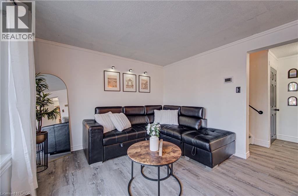 150 Glamis Road, Cambridge, ON - Indoor Photo Showing Living Room