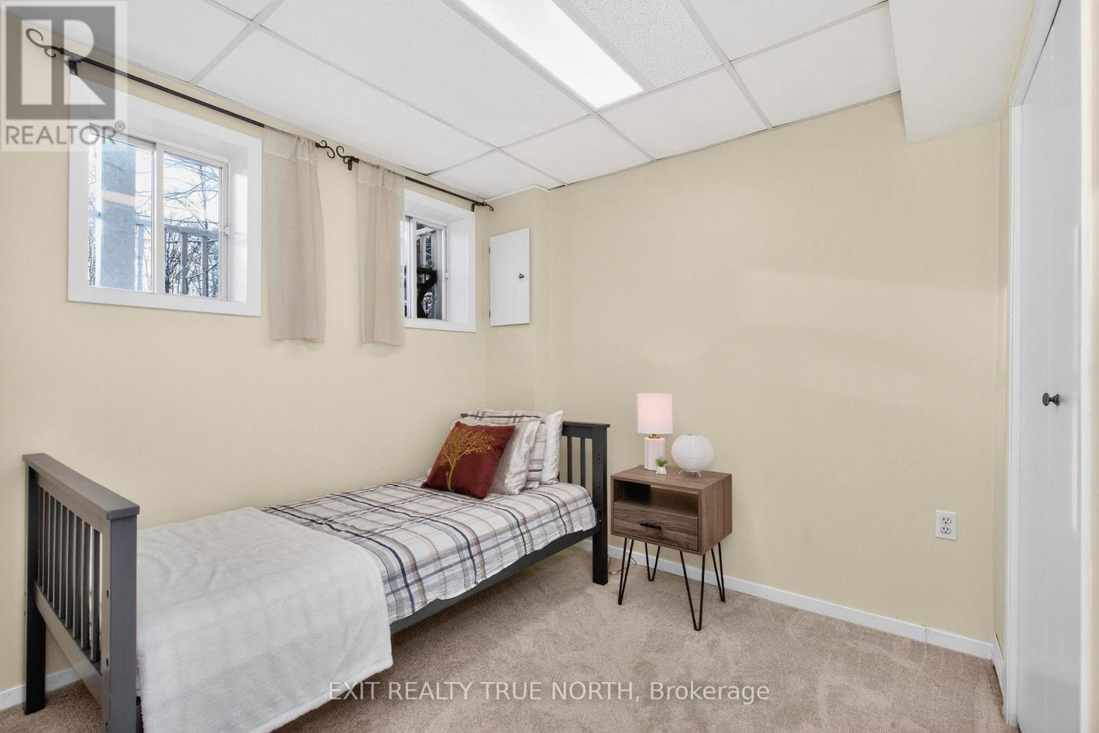 8 Robin Court, Tiny, ON - Indoor Photo Showing Bedroom