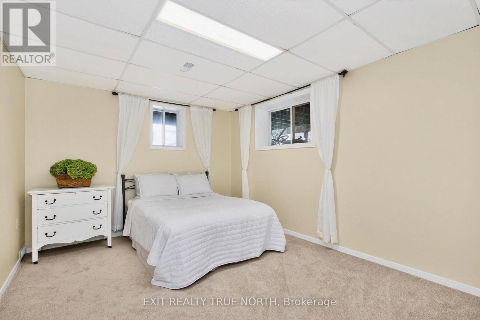 8 Robin Court, Tiny, ON - Indoor Photo Showing Bedroom