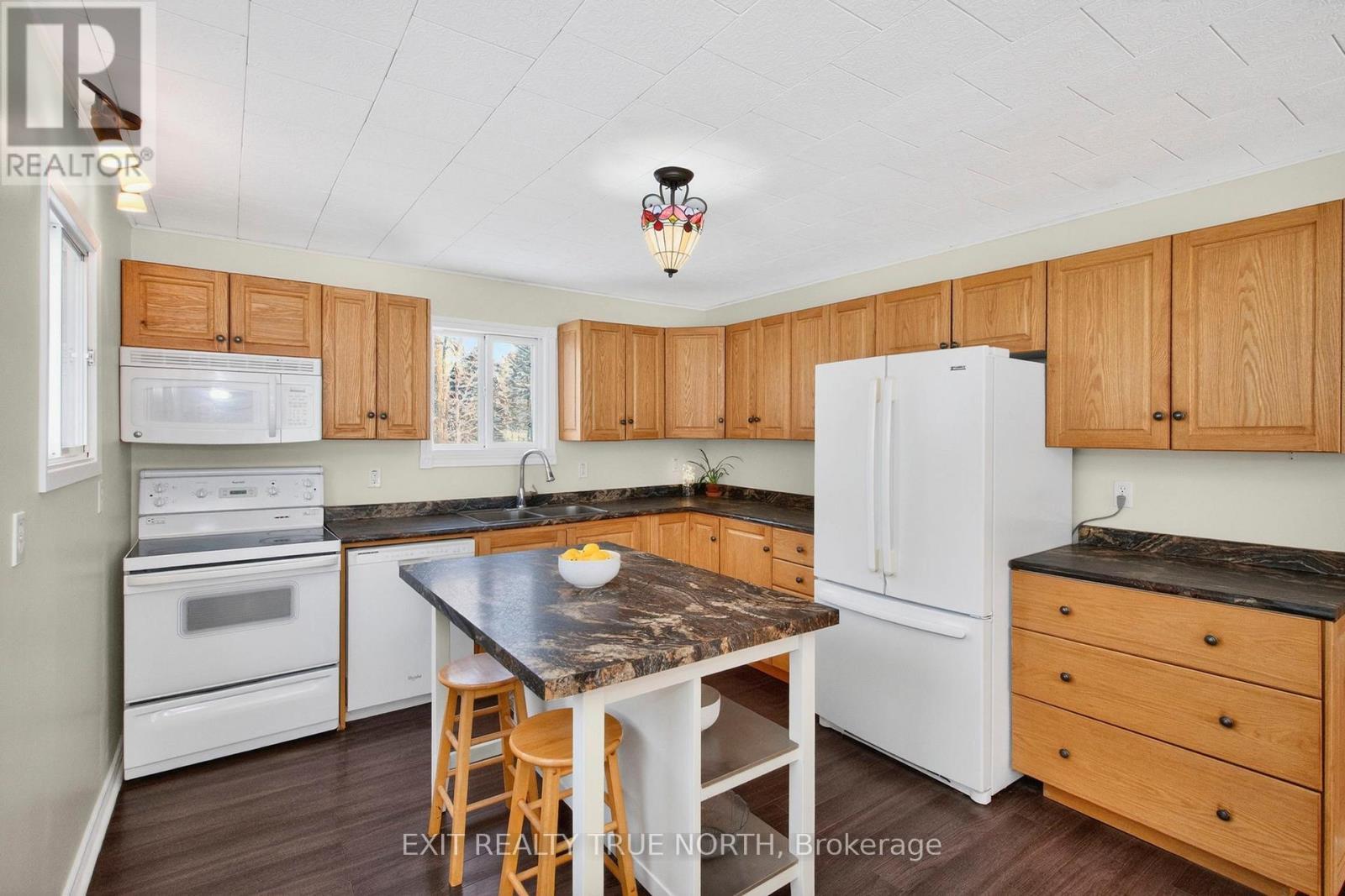 8 Robin Court, Tiny, ON - Indoor Photo Showing Kitchen