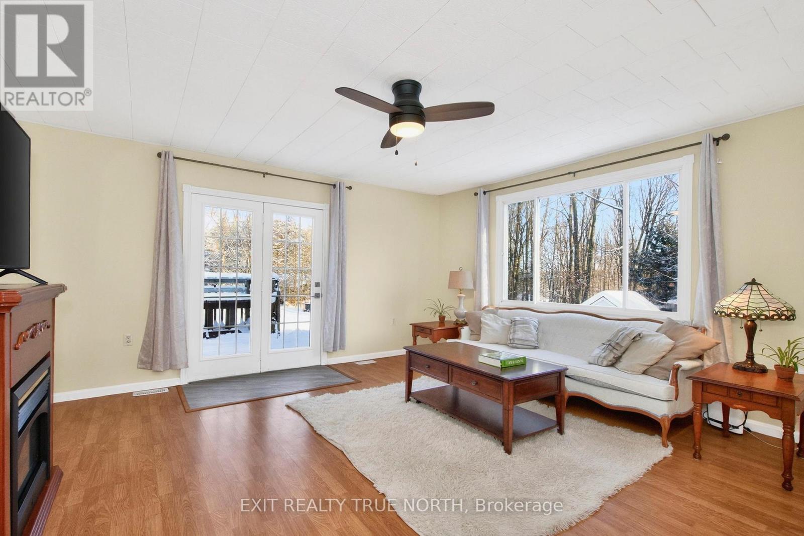 8 Robin Court, Tiny, ON - Indoor Photo Showing Living Room