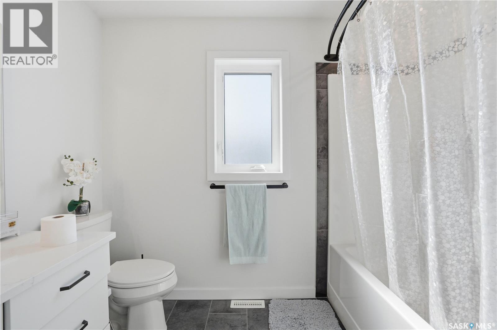 360 Barrett Street, Saskatoon, SK - Indoor Photo Showing Bathroom
