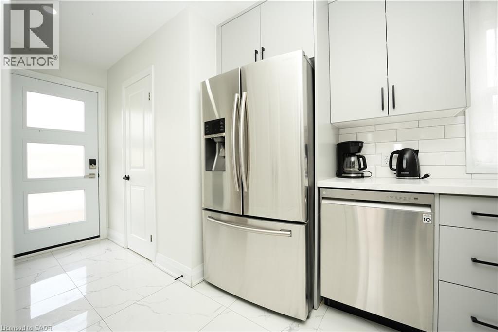 140 Jansen Avenue, Kitchener, ON - Indoor Photo Showing Kitchen