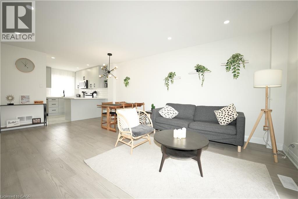 140 Jansen Avenue, Kitchener, ON - Indoor Photo Showing Living Room