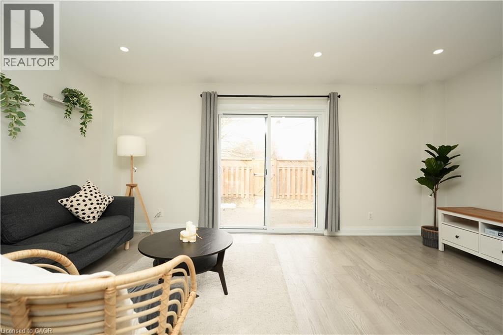 140 Jansen Avenue, Kitchener, ON - Indoor Photo Showing Living Room