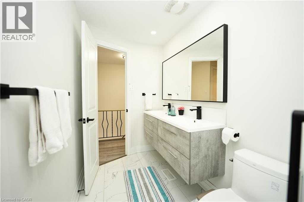 140 Jansen Avenue, Kitchener, ON - Indoor Photo Showing Bathroom