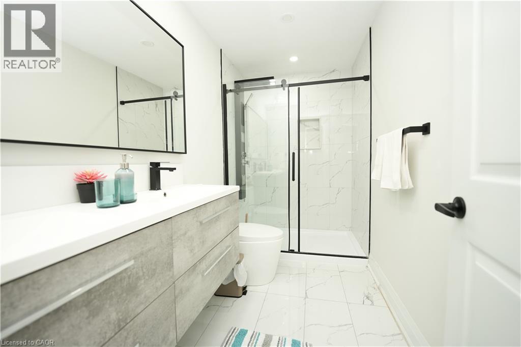 140 Jansen Avenue, Kitchener, ON - Indoor Photo Showing Bathroom