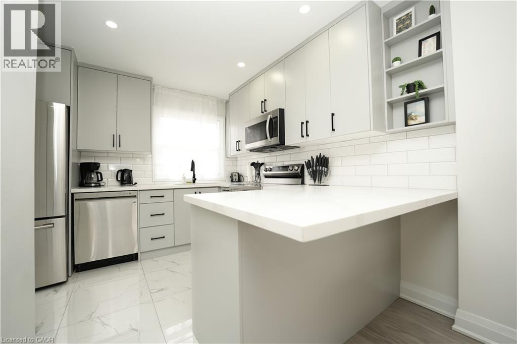 140 Jansen Avenue, Kitchener, ON - Indoor Photo Showing Kitchen With Upgraded Kitchen
