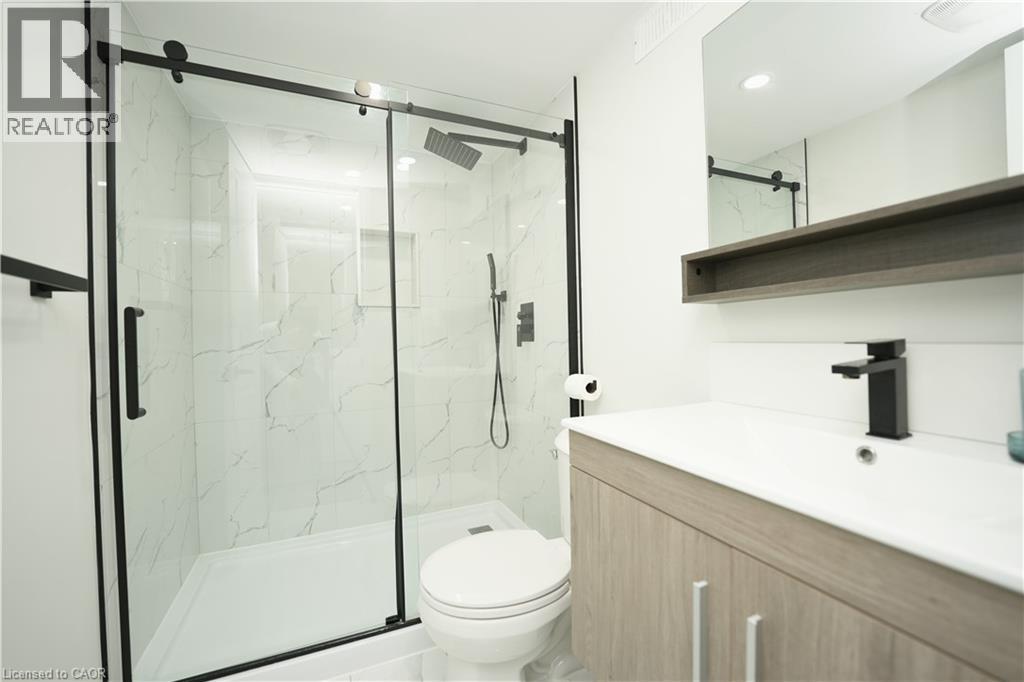 140 Jansen Avenue, Kitchener, ON - Indoor Photo Showing Bathroom