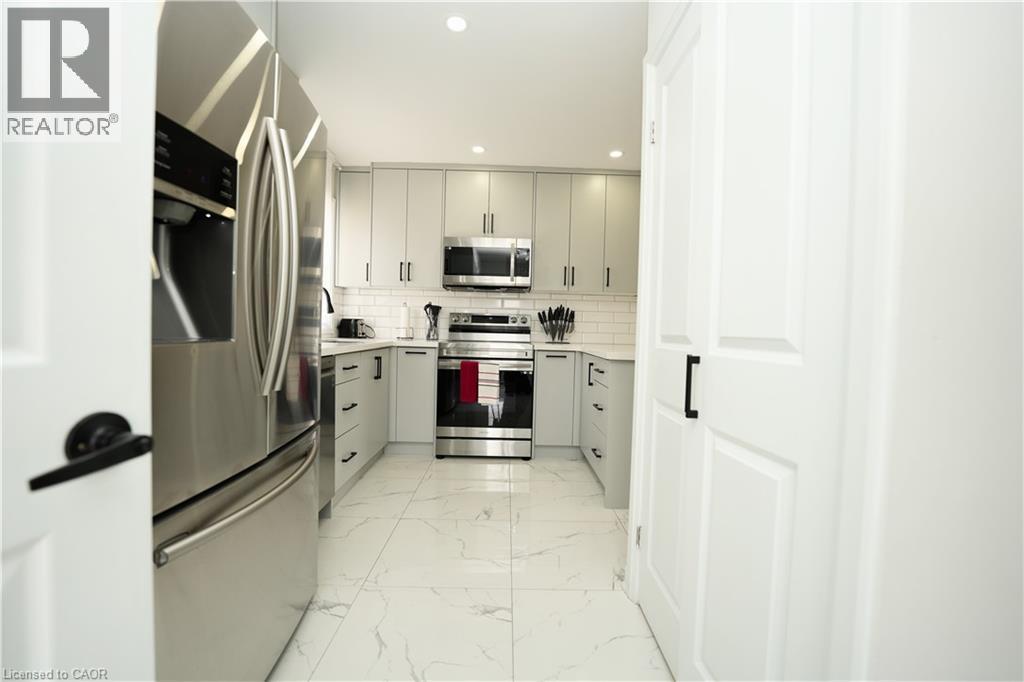 140 Jansen Avenue, Kitchener, ON - Indoor Photo Showing Kitchen