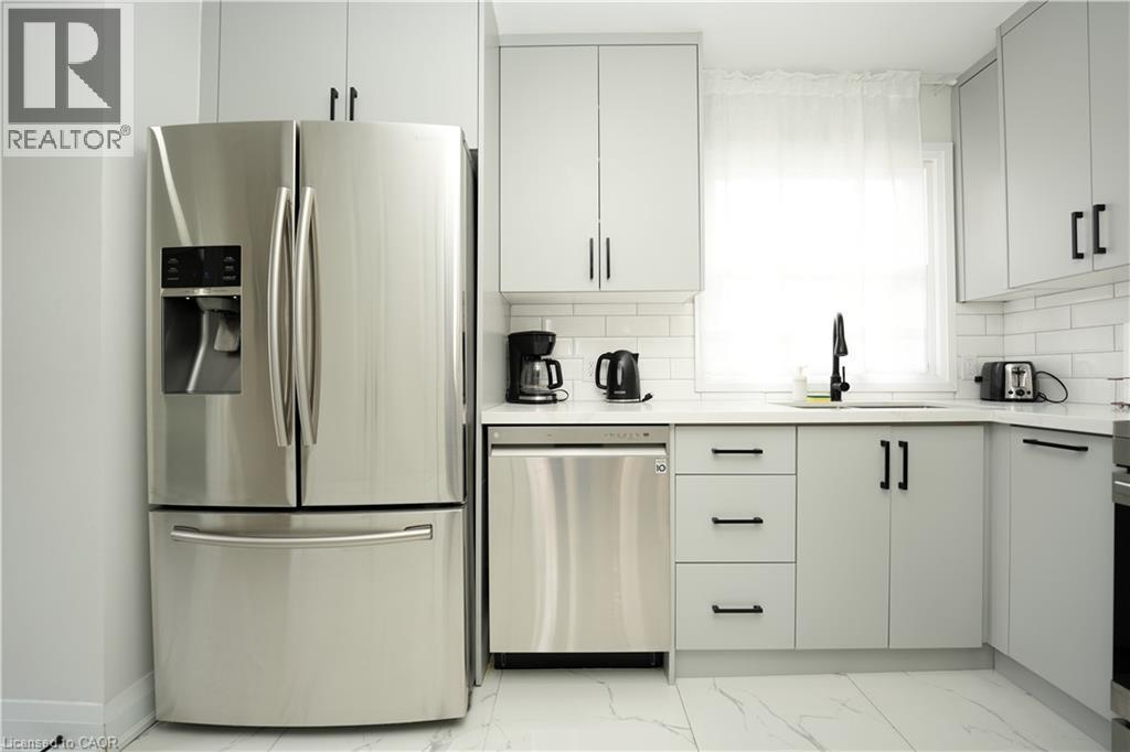 140 Jansen Avenue, Kitchener, ON - Indoor Photo Showing Kitchen