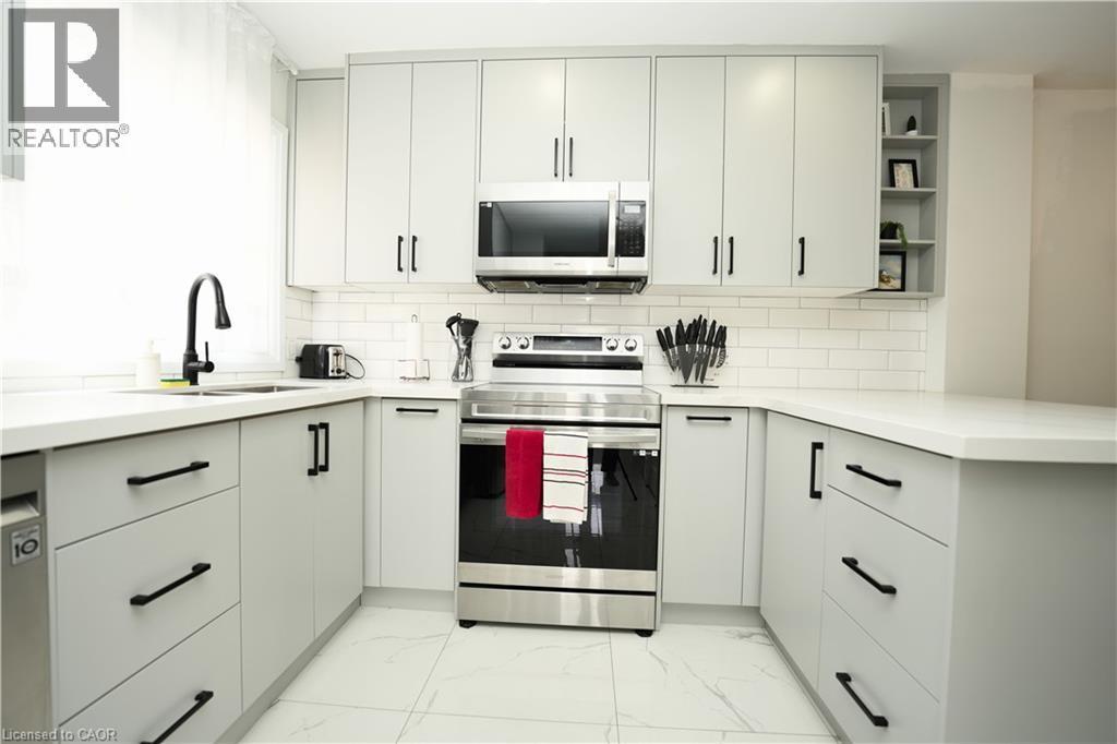 140 Jansen Avenue, Kitchener, ON - Indoor Photo Showing Kitchen