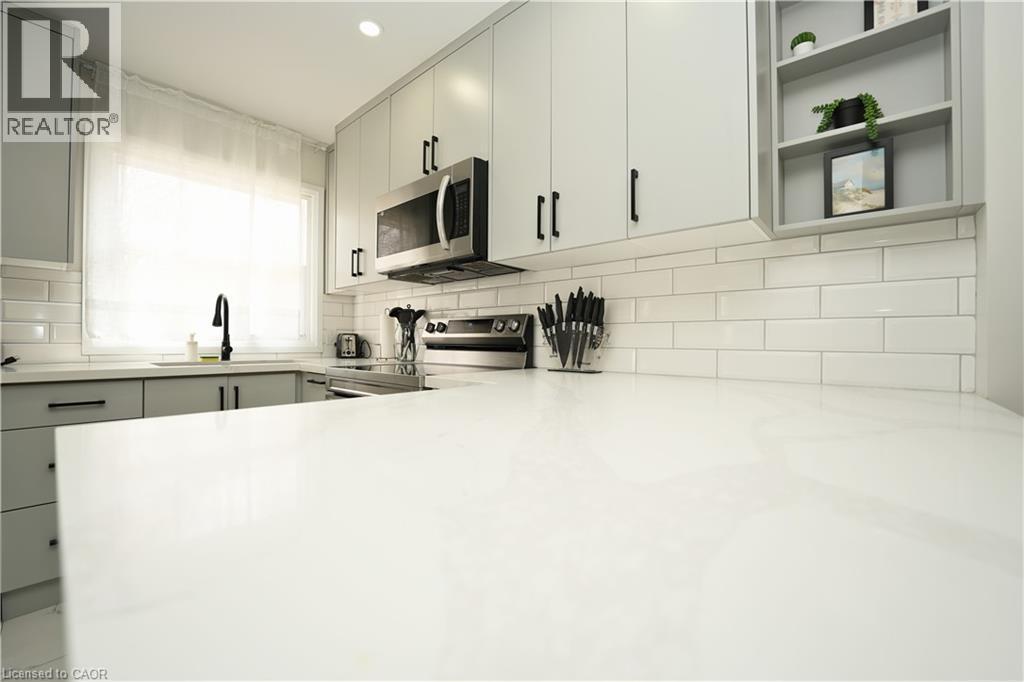140 Jansen Avenue, Kitchener, ON - Indoor Photo Showing Kitchen