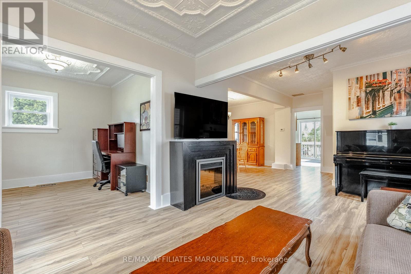323 8Th Street E, Cornwall, ON - Indoor Photo Showing Living Room With Fireplace
