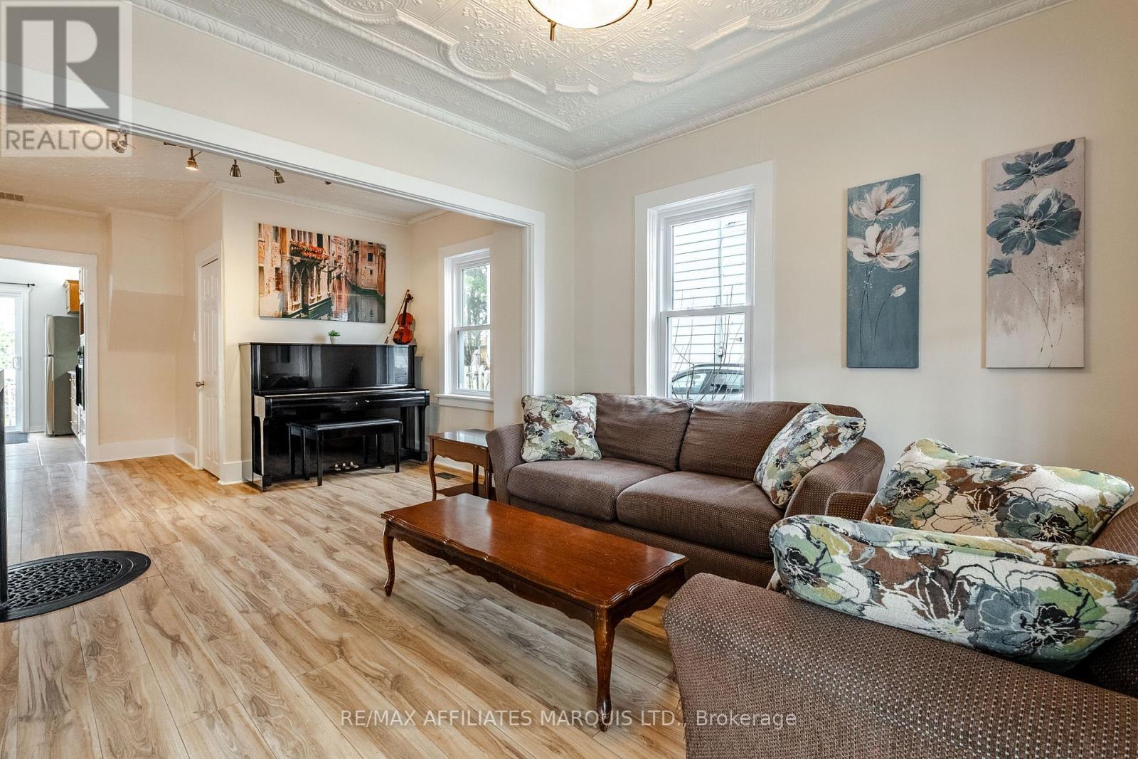 323 8Th Street E, Cornwall, ON - Indoor Photo Showing Living Room