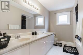 4562 Penhallow Road, Mississauga, ON - Indoor Photo Showing Bathroom