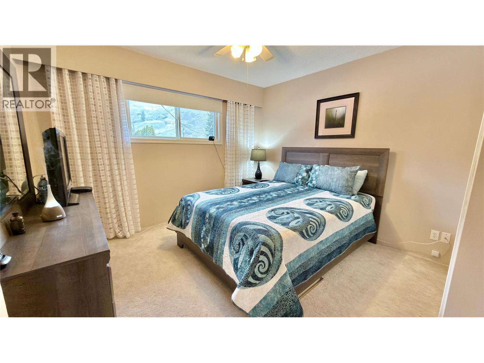 461 Eighth Avenue, Midway, BC - Indoor Photo Showing Bedroom