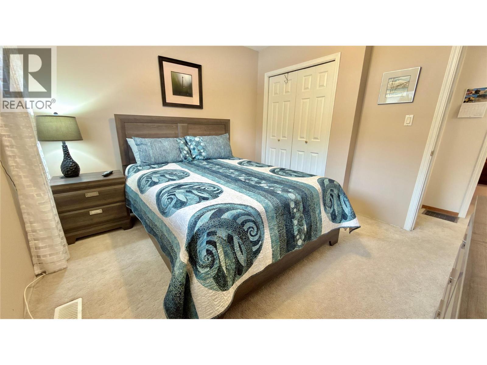 461 Eighth Avenue, Midway, BC - Indoor Photo Showing Bedroom